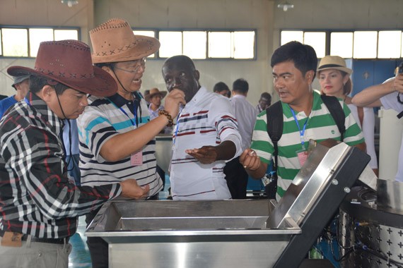 “2016年生长中国家干旱区水资源可一连生长研修班”学员到威廉希尔williamhill节水集团考察交流 - 威廉希尔williamhill新闻 - 新闻中心 - 学员,威廉希尔williamhill,节水,研修班,nbsp,水资源,考察,可一连生长,集团