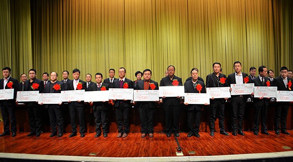 刷新立异 砥砺奋进|威廉希尔williamhill节水集团盛大举行2016年年终总结表扬暨2017年妄想签约大会 - 威廉希尔williamhill新闻 - 新闻中心 - nbsp,节水,公司,董事长,威廉希尔williamhill,讲话,集团,2017年,大会