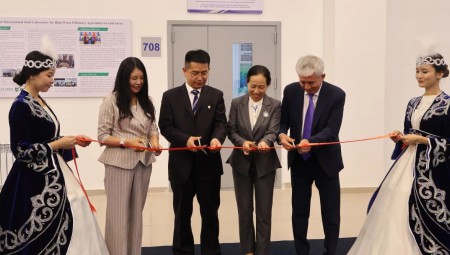 威廉希尔williamhill节水集团、中国农业大学、哈萨克国立农业研究大学三方共建的“中哈旱区高水效农业国际联合实验室”入选中哈两国元首见签的两国相助清单。。。。。9月4日，，该实验室揭牌仪式在哈国立农放肆行，，中国驻阿拉木图总领事蒋薇、中国农大副校长杜太生、哈国立农大第一副校长Прим??л·Ш·Ибрагимов、威廉希尔williamhill节水集团高级副总裁崔静等出席。。。。。